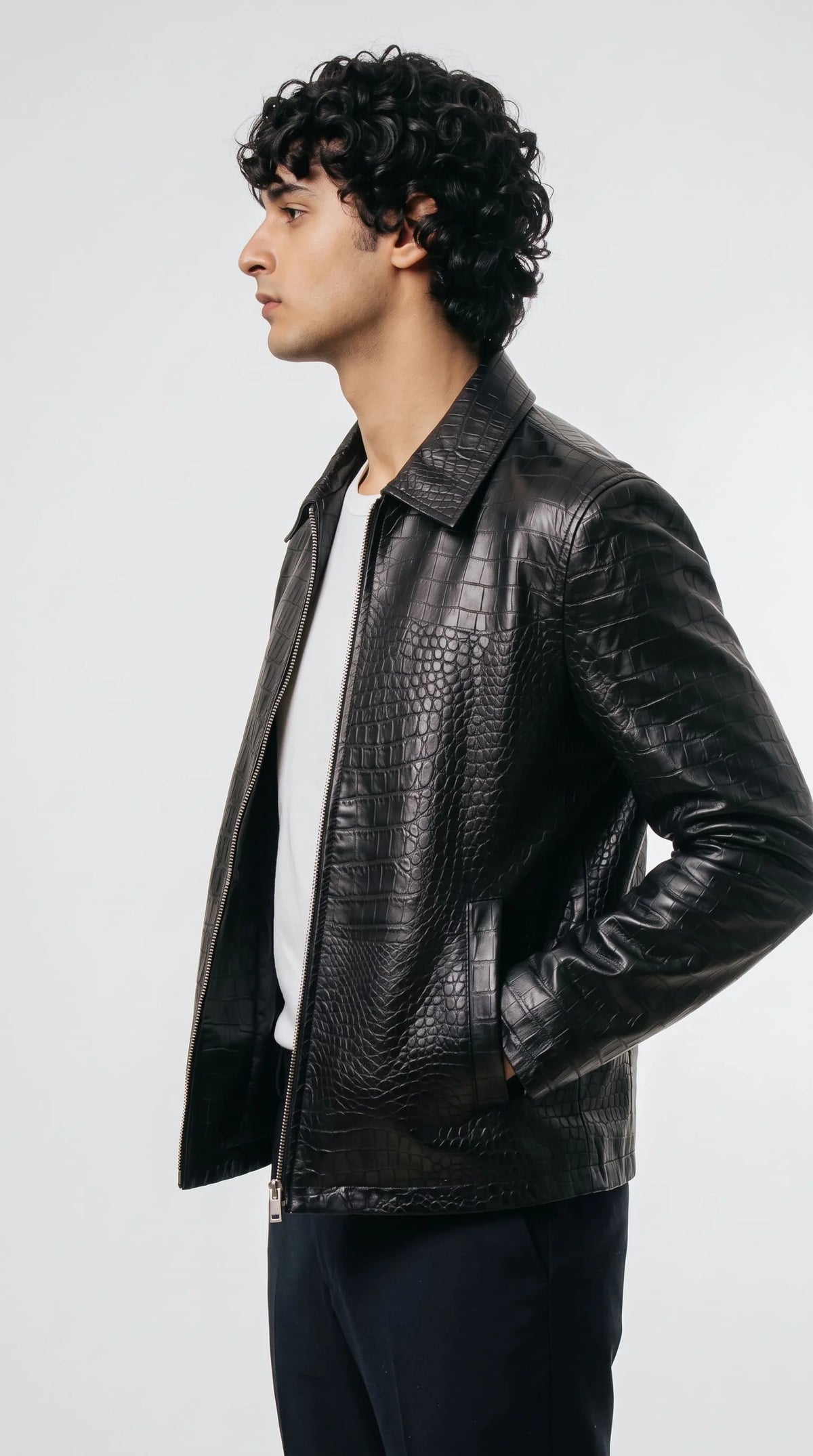 Black reptile pattern leather jacket for men, trending 2026 fashion outerwear with crocodile skin embossing, collared neckline and zip front, perfect for winter and streetwear style