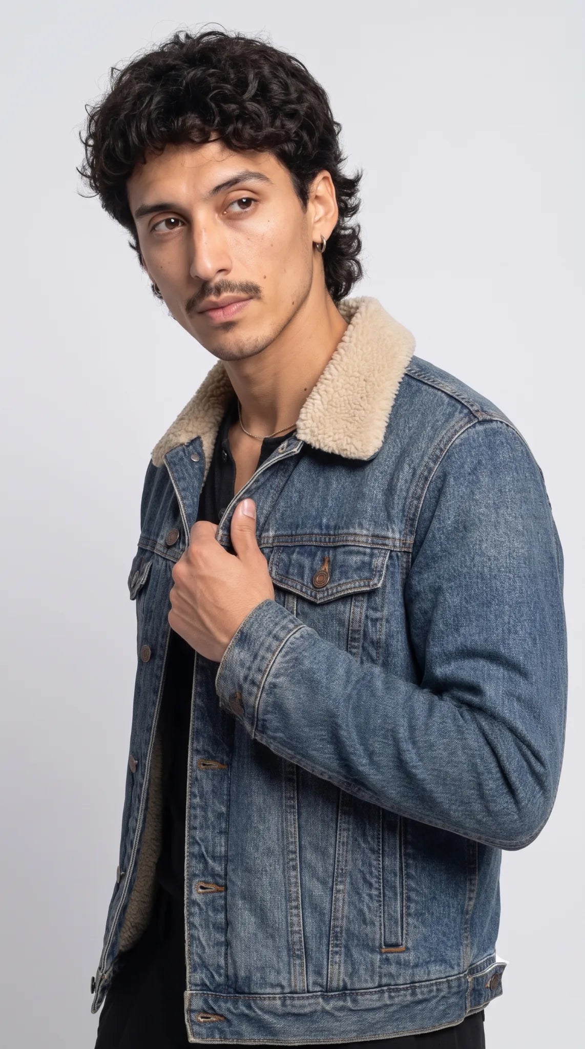 Step into the cold with confidence wearing the Jackero mid-blue vintage wash denim jacket, featuring a warm shearling interior that perfectly captures a highly engaging retro streetwear aesthetic.