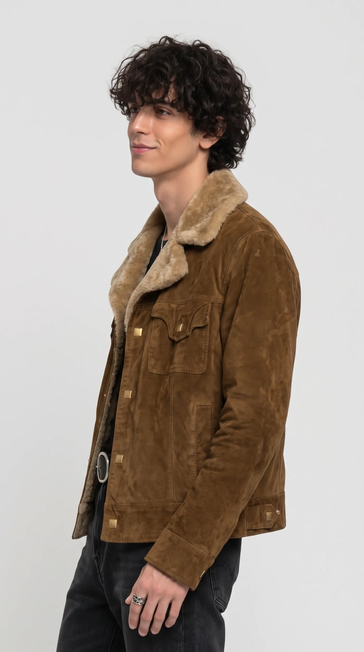 Men’s dark mustard suede jacket combining a wide faux-shearling Western collar, metallic snap-button front placket, shaped chest flap pockets and clean sleeve construction. The relaxed trucker silhouette and warm brown-gold colour create a modern ranch-inspired look, while the contrasting plush collar adds visual depth for elevated casual outfits, vintage-inspired fashion and contemporary street styling.